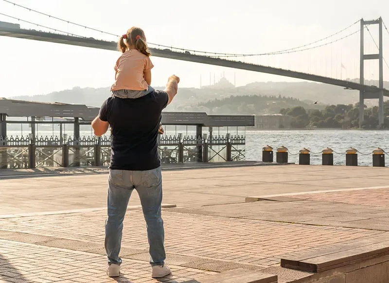 تفریحات برای کودکان در استانبول را بشناسید و در سفرتان به این شهر دیدنی، برنامه&zwnj;ای جانانه برای همه اعضای خانواده و همراهان خود ترتیب بدهید. بناهای تاریخی، طبیعت زیبا و تفریحات مختلف آبی برای همه سنین جذاب هستند، اما استانبول دیدنی&zwnj;هایی مانند موزه اسباب&zwnj;بازی&zwnj;ها، آکواریومی بزرگ با موجودات دریایی خاص، لگولند و البته بستنی&zwnj;&zwnj;فروشی&zwnj;هایی دارد که بچه&zwnj;ها را شیفته و مجذوب خود می&zwnj;کند.